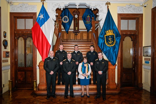 Ministra de Defensa realiza visita al SHOA